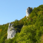 Donau mit Felsen und Ruine